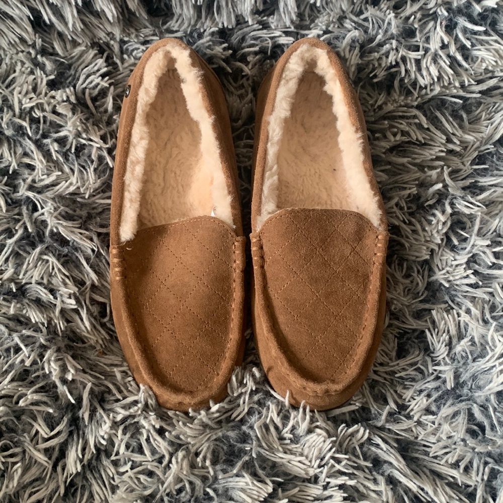 Tan Abeo leather moccasin slippers. Size 8.